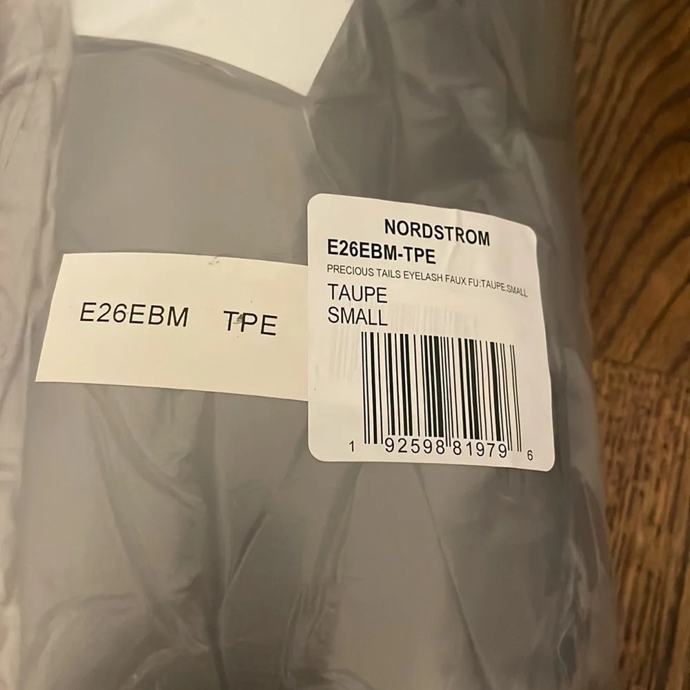 NWT! Precious Tails Eyelash Faux Fur Bed